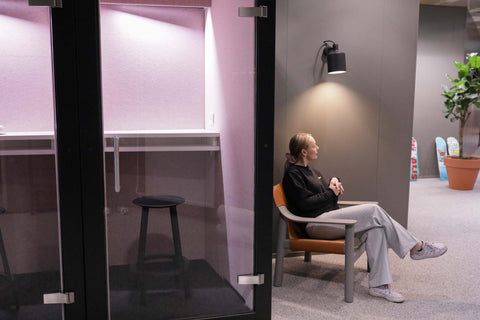 Person vid Vetrospace XS på kontor
