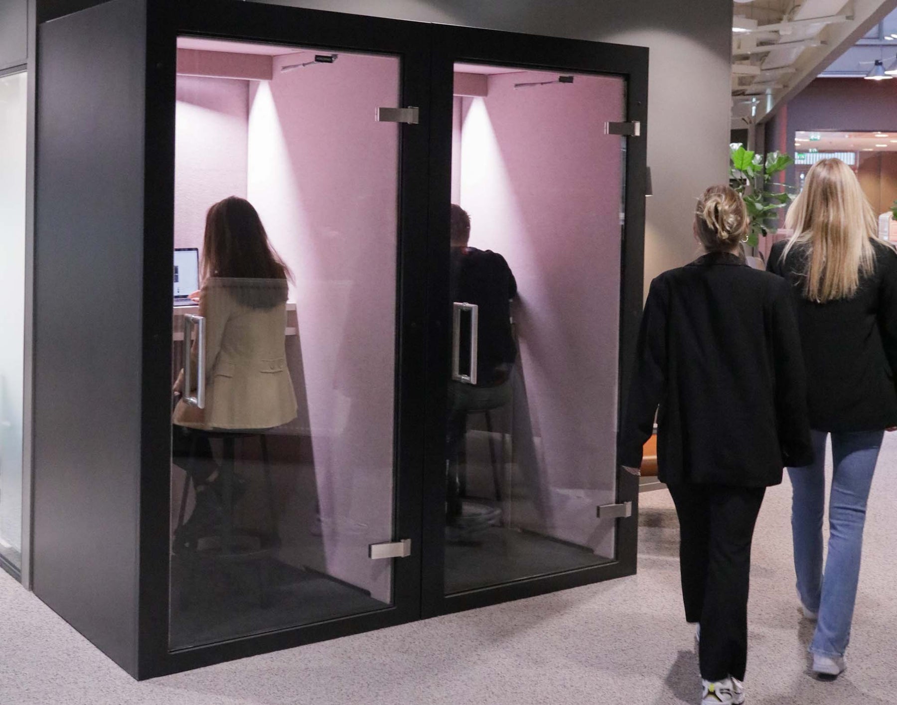 Två Vetrospace XS bredvid varandra på kontor